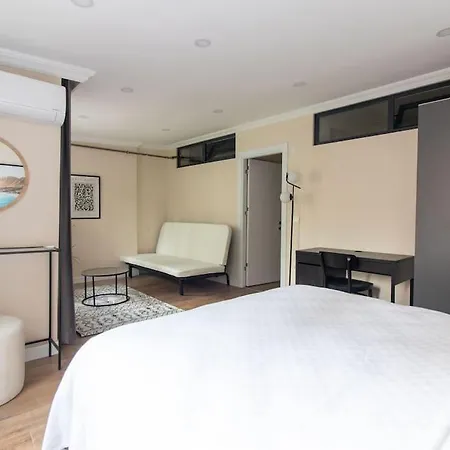 Spacious & Trendy 3br Urban W/ Acs